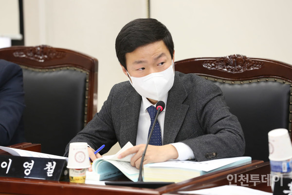 이영철 인천 서구의회 의원이 질의를 하고 있다.(사진제공 서구의회)