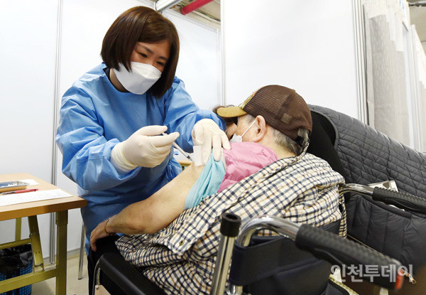 인천 서구 아시아드주경기장에 마련된 예방접종센터에서 한 시민이 코로나19 백신을 맞고 있다.(사진제공 인천시)