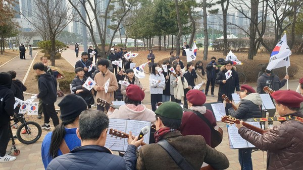 영종국제도시총연합회가 지난 1일 오후 2시 인천 중구 자연대로 55 소재 버거킹 앞에서 주민 성과보고회를 개최했다.(사진제공 영종총연)