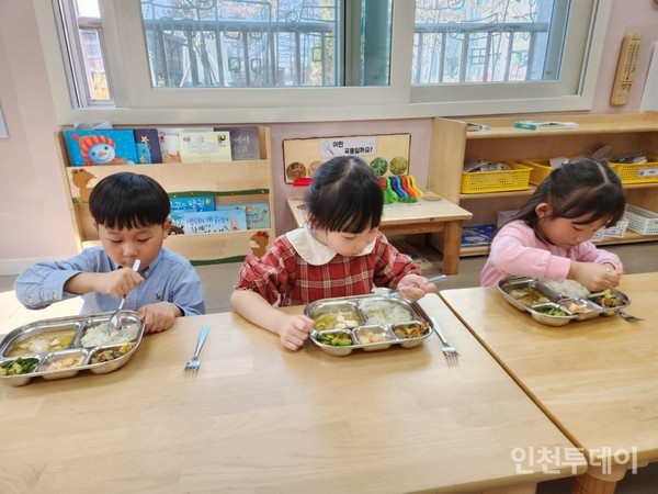 인천 서구가 지원한 친환경 '강화섬쌀'로 만든 급식을 먹고 있는 어린이집 아이들.(사진제공 서구)
