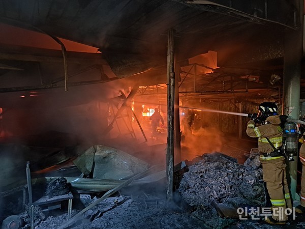 인천 동구 송림동 현대시장에서 화재가 발생해 소방당국이 진화 작업을 벌이고 있다. (사진제공 인천소방본부)