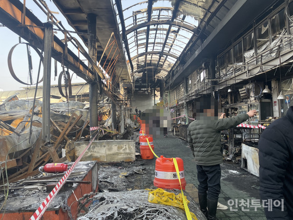 인천 동구 현대시장에서 화재가 발생해 점포가 소실됐다. (사진 독자제공)