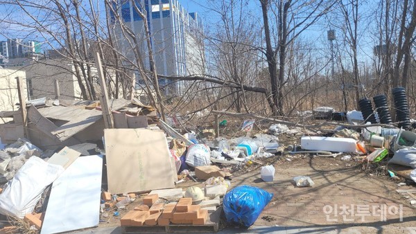 운서 SK뷰 스카이시티 2차 아파트 인근 불법 방치된 쓰레기.