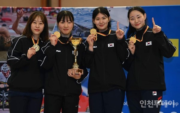 여자 사브르 대표팀이 2023 국제펜싱연맹 월드컵 단체전에서 금메달을 받았다. 사진 왼쪽 첫번째가 인천 중구 펜싱팀 소속 전은혜 선수.(사진제공 중구)