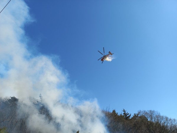 26일 인천 강화도 마니산에서 화재가 발생해 소방헬기가 진화 작업을 벌이고 있다.(사진제공 인천소방본부)
