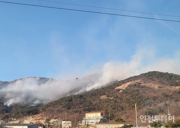 26일 인천 강화도 마니산에서 화재가 발생해 소방헬기가 진화 작업을 벌이고 있다.(사진 독자 제공)