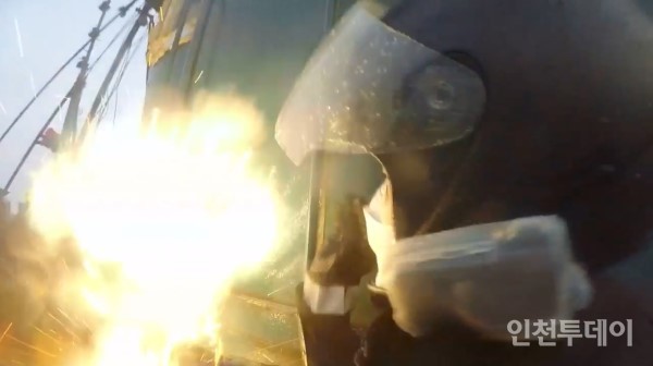 나포 과정에서 불법어선 선장이 흉기를 휘두르며 저항하자 최루탄으로 제압하는 모습.(자료제공 해양경찰청)