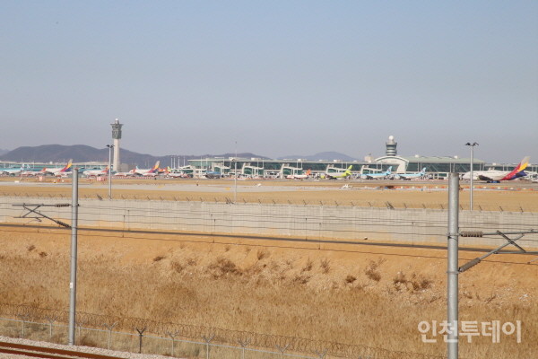 인천공항 활주로에 서있는 항공기들.(인천투데이 자료사진)