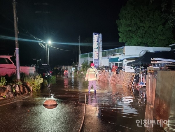 지난해 8월 8일 오후 11시경에 인천 서구 가좌동 한 빌라 지하가 침수해 소방당국이 배수 작업을 했다.(사진제공 인천소방본부)