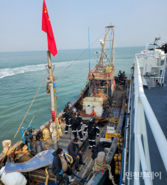 서특단과 해군이 불법조업 중국어선을 500톤급 함정에 계류하고 있다.(사진제공 서해5도특별단)