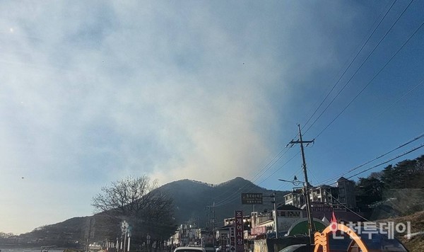 지난달 26일 인천 강화도 마니산에서 화재가 발생해 연기가 퍼지고 있다.(인천투데이 자료사진)