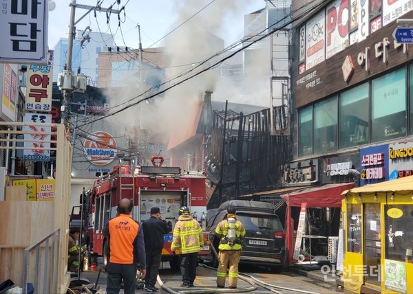 인천 부평 롯데시네마 입점 건물에서 화재가 발생했다. 