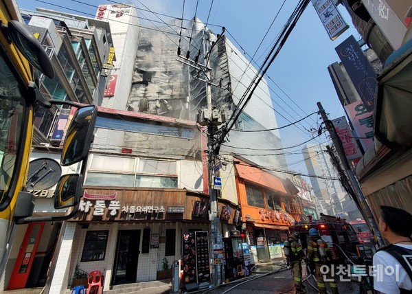 인천 부평구 부평동 롯데시네마 입점 건물서 화재가 발생했다. 