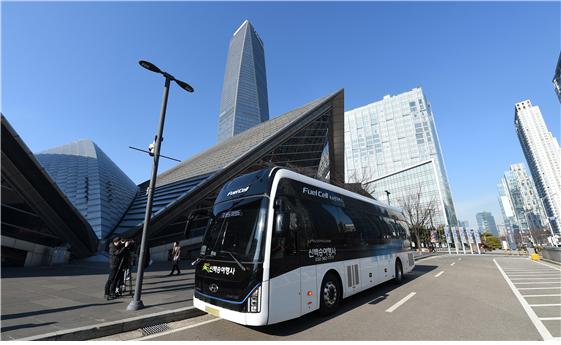 지난 2월 22일 국내 최초로 인천에 도입된 고상 수소버스 모습.