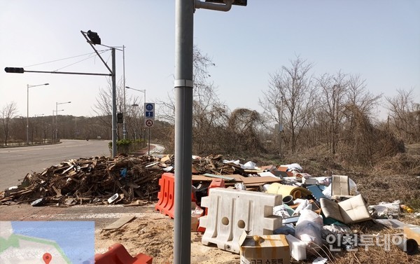 인천 중구 미단시티 일원 도로에 쓰레기가 방치된 채 버려지고 있다.(사진제공 영종환경연합)
