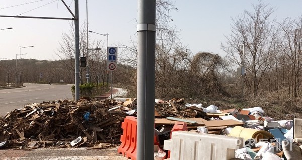 인천 중구 미단시티 일원 쓰레기가 방치된 채 버려지고 있다.(사진제공 영종환경연합)