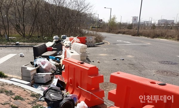 인천 중구 미단시티 일원 쓰레기가 방치된 채 버려지고 있다.(사진제공 영종환경연합)