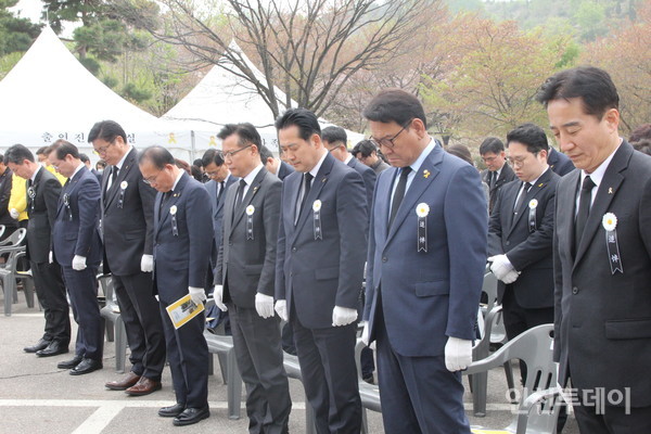 16일 열린 세월호 참사 일반인 희생자 9주기 추모식에서 고인에 대한 묵념을 했다.