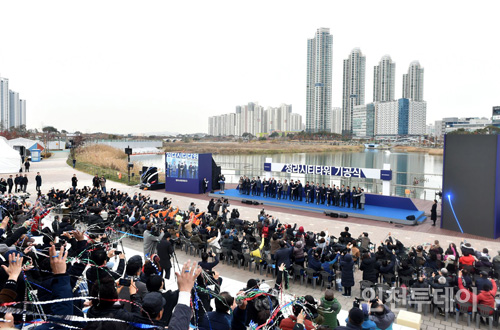 2019년 11월 인천 서구 청라국제도시 청라호수공원 음악분수 야외무대에서 열린 청라시티타워 기공식의 모습.(사진제공 인천시)