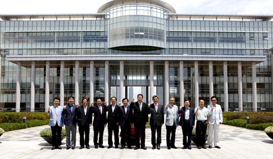 2012년 국립대학법인 인천대학교 설립준비위원회 위원들이 법인 설립을 다짐하는 파이팅을 외치고 있다.(인천투데이 자료사진)