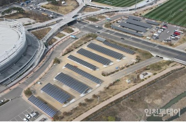 인천 남동경기장 주차장에 설치된 태양광발전설비.(사진제공 인천햇빛발전협동조합)