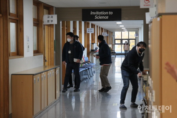 2022년 대학수학능력시험을 치르고 있는 인천의 한 학교 복도 풍경.(인천투데이 자료사진)