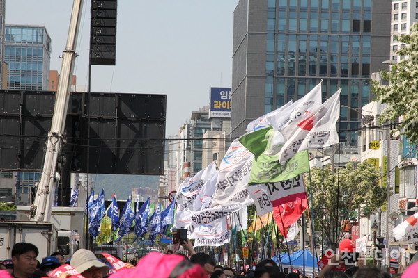2023년 세계노동절 인천대회에서 깃발이 입장하고 있다.