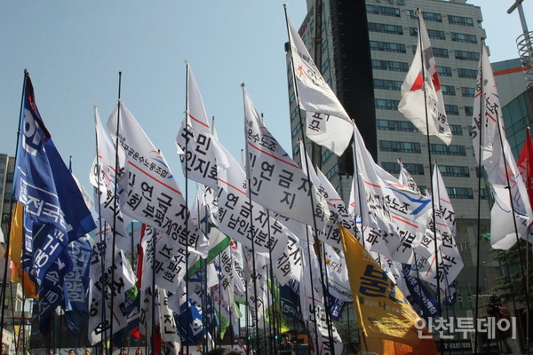 2023년 세계노동절 인천대회에서 모여있는 깃발의 모습.