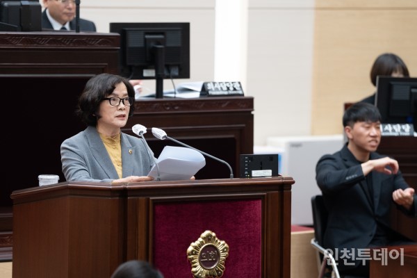 9일 열린 제287회 인천시의회 임시회 본회의에서 국민의힘 신영희(옹진군) 의원이 5분발언을 하고 있다.(사진제공 인천시의회)