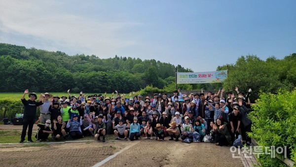 인천환경운동연합과 인천시 인천대공원 사업소가 14일 반디논 모내기 한마당을 개최했다.