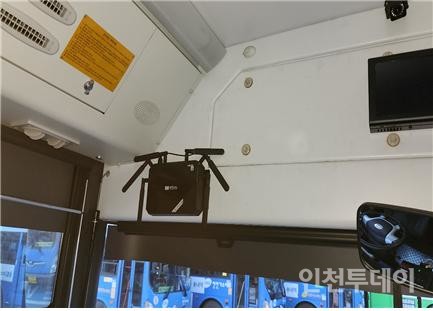 인천시 버스 내부에 설치된 5G 모뎀 모습.(사진제공 인천시)