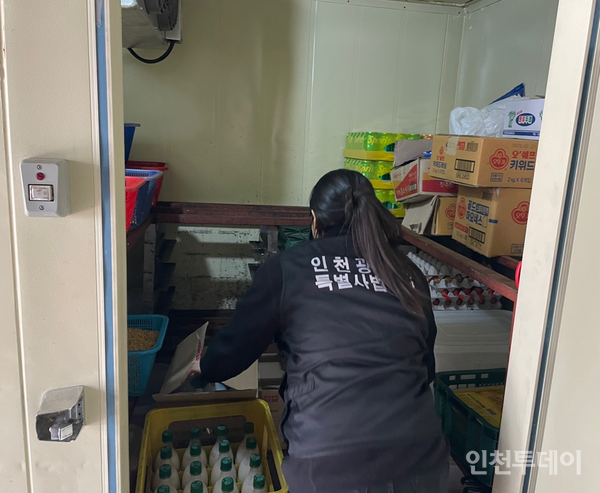 인천시 특별사법경찰이 식품위생법 위반 업소를 단속하고 있다. (사진제공 인천시)