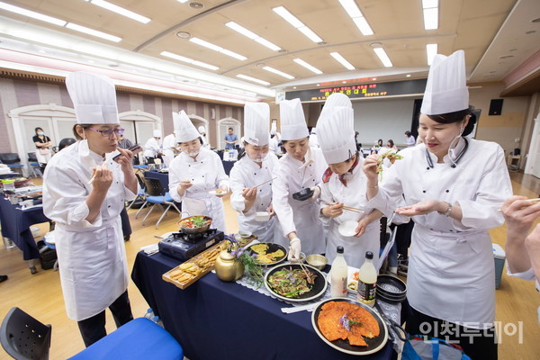 지난 24일 인천 서구에서 열린 ‘2023 서구 맛있는 집 지정을 위한 음식경연대회’의 모습.(사진제공 서구)