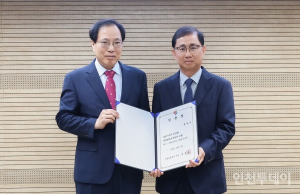 김성완(왼쪽) 인천교통공사 사장이 홍창호 신임 상임이사에게 임명장을 수여하고 있다.(사진제공 인천교통공사) 