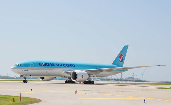 대한항공이 인천국제공항~정저우 노선에 투입할 화물 전용비행기 보잉 777F 모습.