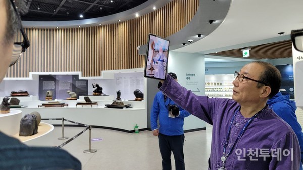 신안군 문화관광해설사가 AR(증강현실을 활용해 수석박물관을 소개하고 있다.