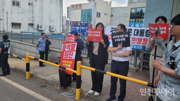 윤석열 퇴진 시국기도회 참여자가 피켓을 들고 있는 모습.