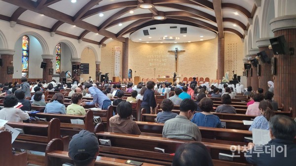 윤석열 퇴진 시국기도회에 참여한 참가자들의 모습.