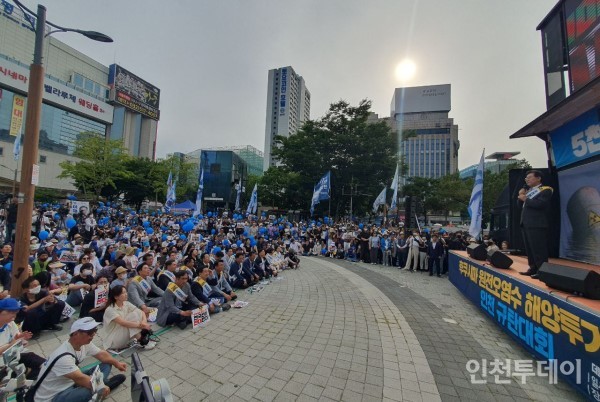 이재명 더불어민주당 당대표가 17일 인천 부평역광장에서 열린 후쿠시마 원전오염수 해양투기 반대 규탄대회에서 발언하고 있다. 