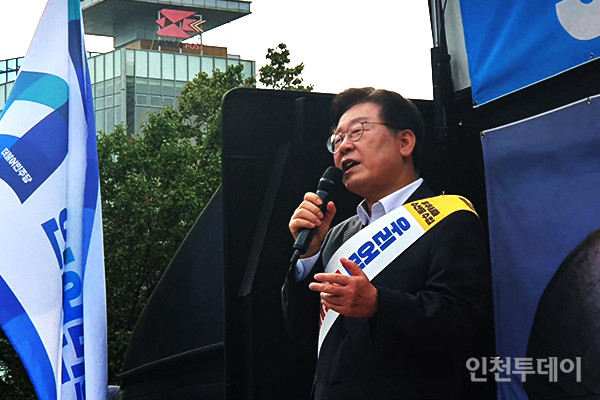 이재명 더불어민주당 당대표가 17일 인천 부평역광장에서 열린 후쿠시마 원전오염수 해양투기 반대 규탄대회에서 발언하고 있다. 