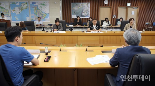 인천경제자유구역청이 지난 22일 송도도그파크 관련 간담회를 진행하고 있다.(사진제공 인천경제청)