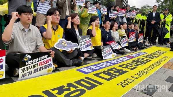 정의당 이정미 대표가 후쿠시마 오염수 방류 반대를 요구하며 주한 일본대사관 앞에서 단식 농성에 돌입했다. (사진제공 정의당)