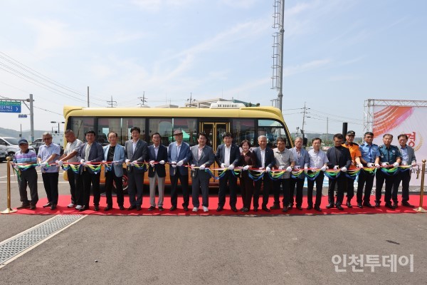 옹진군(군수 문경복)은 지난 3일 영흥터미널에서 인하대병원 직행버스 개통식을 개최했다고 4일 밝혔다.(사진제공 옹진군)