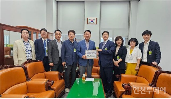인천고등법원 유치 범시민 추진위원회가 김교흥 의원을 만나 건의서를 전달하고 있다.(사진제공 인천시)
