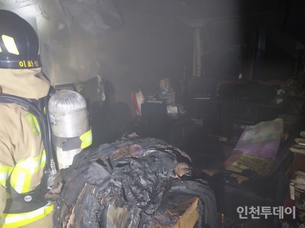 인천 서구 소재 다다구 주택에서 화재가 발생해 소방당국이 화재를 진입하고 있다. (사진제공 인천소방본부)