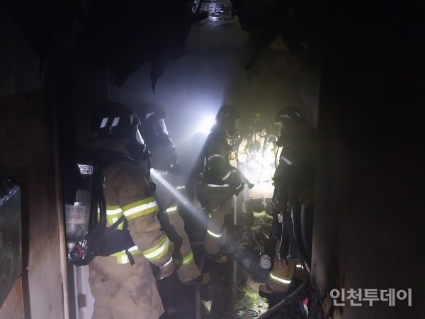 인천 서구 소재 다다구 주택에서 화재가 발생해 소방당국이 화재를 진입하고 있다. (사진제공 인천소방본부)