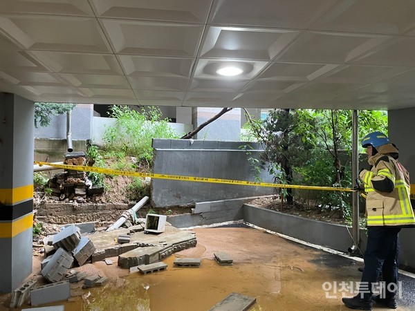 13일 오후 3시 36분께 미추홀구 숭의동 오피스텔 담벼락이 붕괴됐다.
