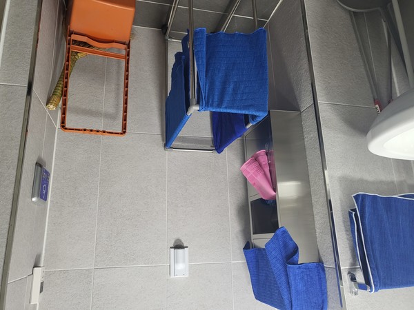 인천 계양구 계양1동 주민센터의 장애인화장실 모습. 청소도구로 채워져 있다.(사진제공 인천장애인자립생활센터)