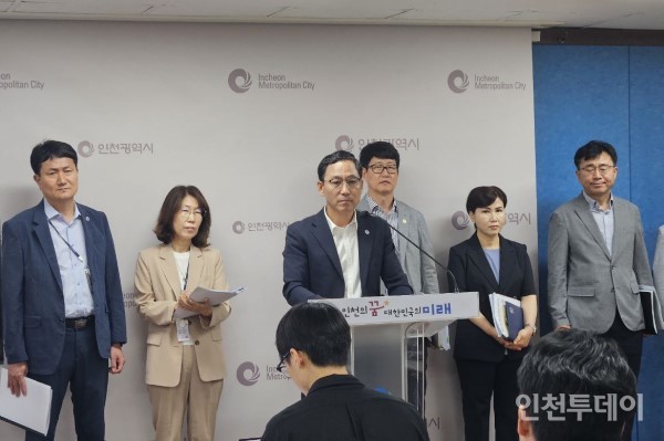 김상길 인천시 재정기획관이 기자브리핑에서 기자들의 질문에 답변하고 있다.