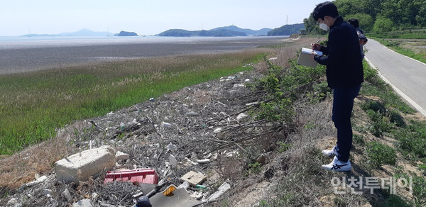 인천 강화군 볼음도에 방치된 쓰레기의 모습. 
